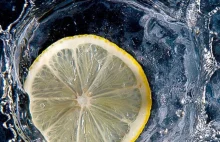 Dlaczego warto pić wodę z cytryną z rana?