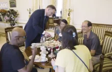 Turyści w Pałacu Prezydenckim. Duda ich ugościł i poczęstował ciastem...