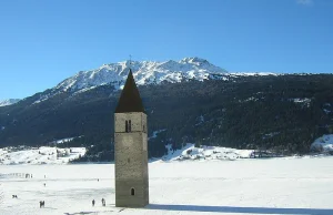 Co robi samotna wieża kościoła na pograniczu austriacko-włoskim?
