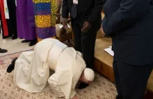 Papież całuje po nogach watażków z Sudanu.