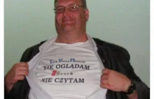 Prokurator krajowy w koszulce z napisem Tusk Vision Network.