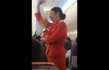 Gibraltarscy kibice rozśmieszają stewardessę podczas pokazywania zasad bezp.