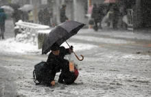 Opady śniegu sparaliżowały Tokio. Są problemy z transportem, odwołano...