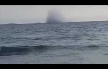 Włoski myśliwiec Eurofighter podczas pokazów lotniczych "wbija" się w morze.