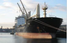 Statek PŻM „San” rozładuje na okupowanym Krymie 16.000 ton rudy tytanu.