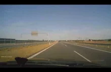 Idiota zawraca na autostradzie.