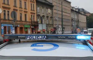 Napaść na policjantów w Krakowie. Trwa obława na napastników