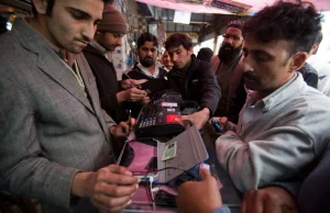 Pakistan pobiera odciski palców od posiadaczy kart SIM
