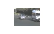 Dziecko raczkujące po ruchliwej ulicy [video]