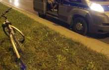 Pijany rowerzysta na autostradzie. Jechał bez oświetlenia. Potrącił go samochód