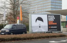 Mobilny baner „Death Camps Were Nazi German” przed siedzibą ZDF w Moguncji