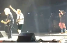 Angus Young salutuje Cliffowi podczas ostatniego koncertu z jego udziałem
