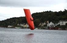 Zobacz zrzut łodzi ratunkowej z 40 metrów. To światowy rekord! (WIDEO
