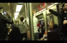 Pojedynek na saksofony w metrze.