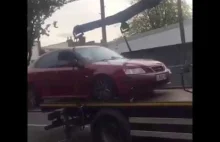 Kierowca, który postanowił nie dopuścić do odholowania auta i uciekł z lawety