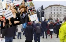 Aborcyjna manifestacja Nowoczesnej przed Sejmem, czyli zajęcia z kadrowania