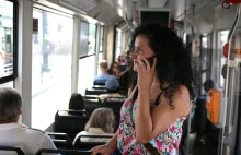 Kraków: Zakażą używania telefonów komórkowych w tramwajach i autobusach?