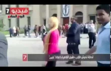 Reakcja studentów universytetu w Kairze na pojawien sie studentki o blond