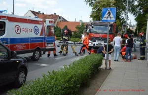 Upadek przechodnia na jezdnię. Groźny uraz głowy. Błyskawiczna pomoc kierowców..