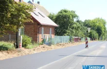 Mieszkańcy Chmielewa doczekali się budowy chodnika: coś poszło nie tak...