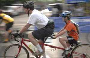 Czy rowerzystom warto zakładać kask? Czesi zbadali ofiary śmiertelne