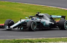 F1: Hamilton jest pod wrażeniem pojedynku z Verstappenem. Chwali również...