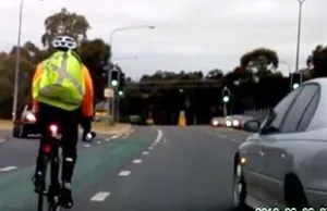 Kierowca, który nie przejmuje się rowerzystą na drodze.