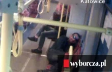 Bandyci skopali i okradli pasażera tramwaju. Poznajesz ich?