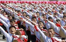Parada Kim Dzong Una: "Ludzkie piksele" zamiast rakiet