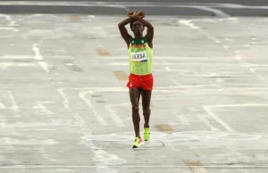 Odważny gest Etiopczyka, zdobywcy srebrnego medalu w maratonie [ENG]