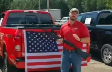 Dealer Forda z Alabamy do każdego auta dodaje flagę USA, Biblię i strzelbę