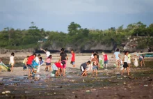 Sprzątanie plaży na Filipinach