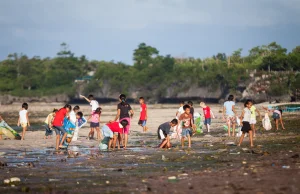 Sprzątanie plaży na Filipinach