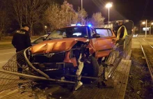 Wypadek na Włókniarzy w Łodzi. Pijany kierowca zatrzymany po policyjnym pościgu