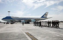 Barack Obama bez czerwonego dywanu w Chinach. Niezręczne powitanie na lotnisku.