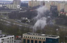 Gęsty dym nad ruchliwą al. Solidarności. W zaroślach siedzieli złomiarze