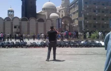 Muzułmanie modlący się przed chrześcijańskim kościołem w Egipcie, chronią go prz