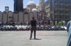 Muzułmanie modlący się przed chrześcijańskim kościołem w Egipcie, chronią go prz