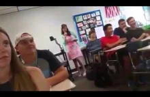Nauczycielka śpiewa uczniom.