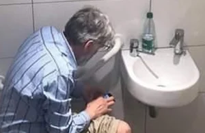 Szachy: Arcymistrz przyłapany na technologicznym dopingu w toalecie