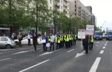 Kontrmanifestacja zwolenników PiS przeciw #MarszWolności.