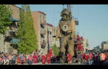 Parada gigantycznych kukieł na ulicach Montrealu