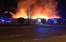 Pożar Biedronki w Ozimku. 14 zastępów straży pożarnej w akcji