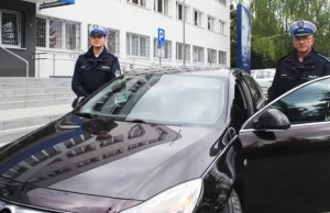 Policjanci eskortowali samochód z pogryzioną przez szerszenie kobietą.