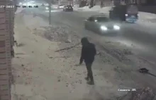 Kierowca uderza w faceta i odjeżdża.