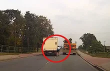 Rolkarz na ulicy wyprzedzał pojazd trzymając się ciężarówki