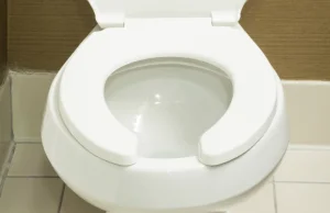 Dlaczego publiczne deski toaletowe są często w kształcie litery U?