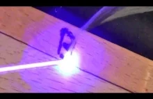 Kieszonkowy laser zrobiony z diody z napędu Blu-ray wypala drewno!