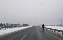 W tym miejscu nie powinien jechać rowerem.Na zwróconą uwagę odparł„Weź spier..."