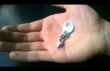 Topnienie metalowego klucza na dłoni